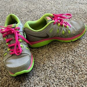 Youth 5.5 pink and green Nike dual fusion run 2